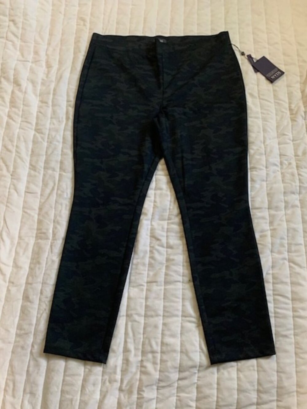 NWT New NYDJ Women`s Sz 16 Pull-On Camo Leggings Pants Lift Tuck Tech. Stretch